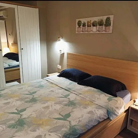 Cozy Meters Away From The Sea Garden 아파트